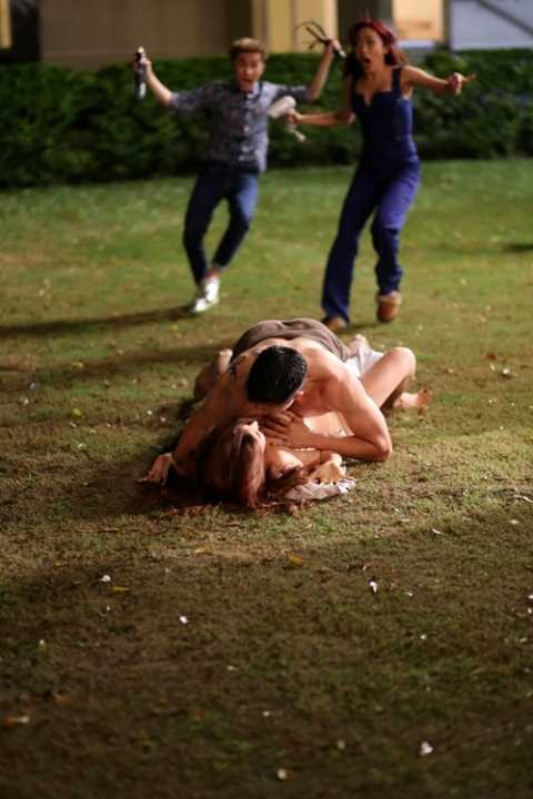 Anh bật mí bản thân vô cùng may mắn khi được đóng chung “cảnh nóng” với hai người đẹp của đoàn phim. Bởi cảnh quay nào Bình Mình cũng bị đánh tơi bời trong những hoàn cảnh cười ra nước mắt. 