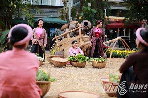 Những người phụ nữ mặc trang phục hoàn toàn giống phụ nữ thời phong kiến trong lễ hội.