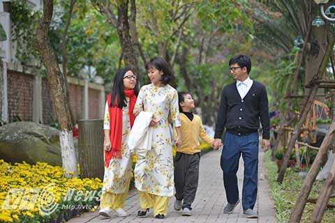 Lễ hội hoa Xuân có tổng mức đầu tư hơn 3,5 tỷ đồng, trưng bày rất nhiều loại hoa tươi, từ những loại hoa quen thuộc đến những loại hoa quý đến từ miền núi Tây Bắc, cao nguyên Đà Lạt hay xa hơn như từ miền Nam. Tất cả tạo nên một bức tranh rực rỡ sắc màu giữa đất trời mùa.