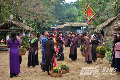 Tái hiện lại một góc chợ quê đồng bắc bắc bộ với những gánh hàng quà quê giản dị, mộc mạc.