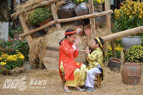 Tại Lễ hội, những người lớn sẽ được trở về với những hỉnh ảnh thân thuộc của tuổi thơ nô đùa bên giếng nước, chơi trốn tìm nơi gốc tre, ụ rơm vẫn còn ngai ngái mùi bùn đất; gợi nhớ về kí ức trong trẻo tưởng chừng không thể tìm thấy giữa thủ đô.