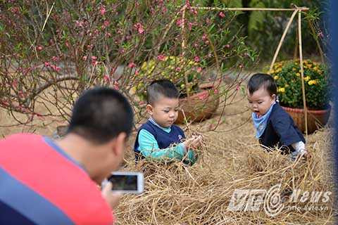 Trong đó nhiều em nhỏ lần mới được biết tớ ngôi nhà mái cọ, ngọn rơm… những hình ảnh giản dị mà thân thương của làng quê đồng bằng Bắc bộ.