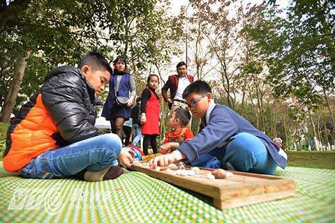 Hay những trò chơi dân gian xưa.