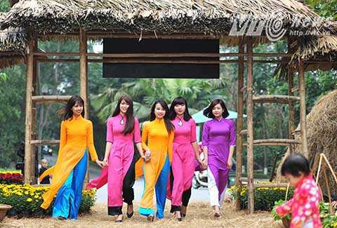 Những thiếu nữ duyên dáng trong tà áo dài cách tân giữa khung cảnh hồn quê.