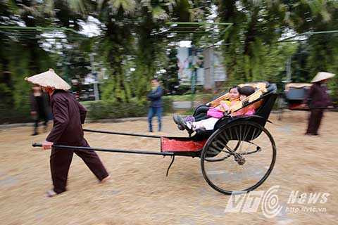 Hình ảnh một quán nước làng quê với những vật dụng quen thuộc như gợi nhớ lại ký ức một thời đã xa của làng quê Việt Nam.