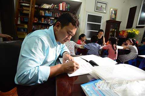 Ngôi nhà số 10 phố hàng Mành từ hơn 15 năm nay đã là địac hỉ quen thuộc cho những người muốn cải thiện con chữ. Ngôi nhà số 10 phố hàng Mành từ hơn 15 năm nay đã là địac hỉ quen thuộc cho những người muốn cải thiện con chữ.