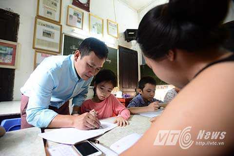 Học viên trong lớp của thầy không chỉ là những em nhỏ mà thậm chí có cả những cụ già đặc biệt có người còn ở độ tuổi thất thập cổ lai hy vẫn cắp sách bút tới lớp của thầy. Học viên trong lớp của thầy không chỉ là những em nhỏ mà thậm chí có cả những cụ già đặc biệt có người còn ở độ tuổi thất thập cổ lai hy vẫn cắp sách bút tới lớp của thầy.