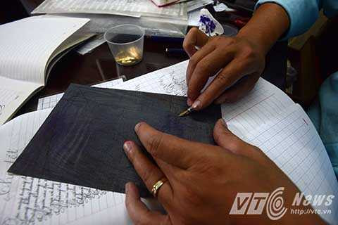 “Để luyện được chữ đẹp điều đầu tiên cần chú ý đó là tìm chọn một cây bút tốt, cần dùng bút máy ngòi sắt, sau đó bắt đầu học từ cách viết các nét thanh, nét đậm, cách đưa lên kéo xuống… rồi mới ghép vào từng con chữ.” Thầy Tuấn chia sẻ. “Để luyện được chữ đẹp điều đầu tiên cần chú ý đó là tìm chọn một cây bút tốt, cần dùng bút máy ngòi sắt, sau đó bắt đầu học từ cách viết các nét thanh, nét đậm, cách đưa lên kéo xuống… rồi mới ghép vào từng con chữ.” Thầy Tuấn chia sẻ.