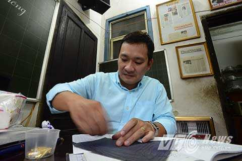 Để tạo ra một chiếc bút nét thanh nét đậm như bây giờ, thầy đã phải bỏ đi 40-50 kg bút thời mới bắt đầu mài. Để tạo ra một chiếc bút nét thanh nét đậm như bây giờ, thầy đã phải bỏ đi 40-50 kg bút thời mới bắt đầu mài.