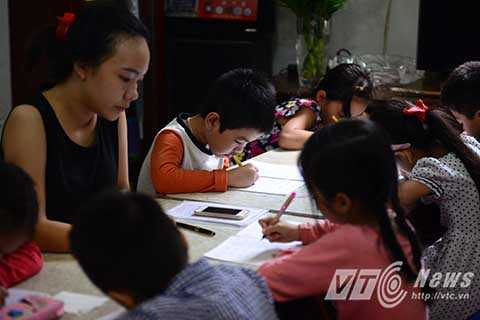 Bạn Nguyễn Thu Trang (Cao đẳng Sư phạm Trung ương) luyện chữ tại lớp 3 tháng, sau đó cô ở lại để làm giáo viên phụ giảng luyện chữ đẹp trong lớp của thầy Tuấn. Bạn Nguyễn Thu Trang (Cao đẳng Sư phạm Trung ương) luyện chữ tại lớp 3 tháng, sau đó cô ở lại để làm giáo viên phụ giảng luyện chữ đẹp trong lớp của thầy Tuấn.