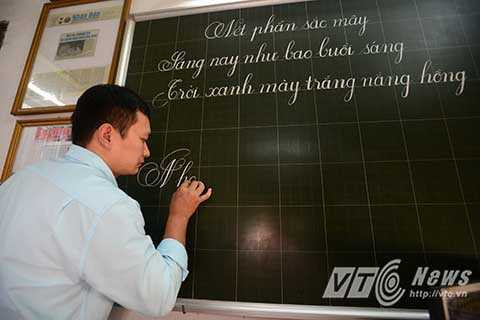 Thầy Tuấn vẫn còn nhớ như in về một học trò cao tuổi nhất từng theo học mình, đó là một cụ già ở Bắc Ninh lúc ấy đã 71 tuổi, khi học xong cụ còn tự tay viết một bức thư để cảm ơn thầy Tuấn. Nhìn những nét chữ tuổi già nhưng thanh thoát, đẹp và đều tăm tắp, thầy không khỏi xúc động. Thầy Tuấn vẫn còn nhớ như in về một học trò cao tuổi nhất từng theo học mình, đó là một cụ già ở Bắc Ninh lúc ấy đã 71 tuổi, khi học xong cụ còn tự tay viết một bức thư để cảm ơn thầy Tuấn. Nhìn những nét chữ tuổi già nhưng thanh thoát, đẹp và đều tăm tắp, thầy không khỏi xúc động.