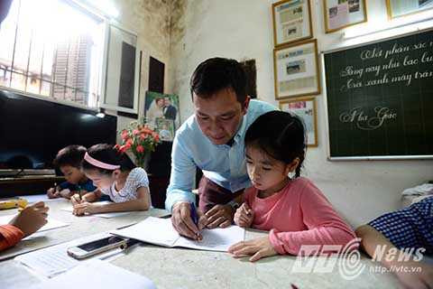 Trong lớp học, các học viên dù nhỏ hay lớn cũng phải học viết các nét trước sau đó mới học viết chữ. Đặc biệt không có tình trạng cầm tay luyện chữ. Thay vào đó, các học viên sẽ tập viết theo chữ mẫu của thầy đưa khi nào được thì thôi. “Cầm tay học sinh luyện viết thì đó là tay giả, tay của thầy cô, bỏ tay ra là các em sẽ viết ẩu” – thầy Tuấn cho biết. Trong lớp học, các học viên dù nhỏ hay lớn cũng phải học viết các nét trước sau đó mới học viết chữ. Đặc biệt không có tình trạng cầm tay luyện chữ. Thay vào đó, các học viên sẽ tập viết theo chữ mẫu của thầy đưa khi nào được thì thôi. “Cầm tay học sinh luyện viết thì đó là tay giả, tay của thầy cô, bỏ tay ra là các em sẽ viết ẩu” – thầy Tuấn cho biết.