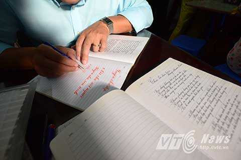 Chia sẻ về học trò của mình, Thầy Tuấn không ngớt lời khen học trò rất ngoan, có những trường hợp rất đặc biệt. Đó là một khóa học có 3 học viên khá đặc biệt, bà đến học rồi đưa thêm con gái đến học, rồi đưa thêm cháu đến luyện chữ. Như vậy cùng một lớp học nhưng thầy được tận tay rèn chữ cho đến 3 thế hệ. Chia sẻ về học trò của mình, Thầy Tuấn không ngớt lời khen học trò rất ngoan, có những trường hợp rất đặc biệt. Đó là một khóa học có 3 học viên khá đặc biệt, bà đến học rồi đưa thêm con gái đến học, rồi đưa thêm cháu đến luyện chữ. Như vậy cùng một lớp học nhưng thầy được tận tay rèn chữ cho đến 3 thế hệ.