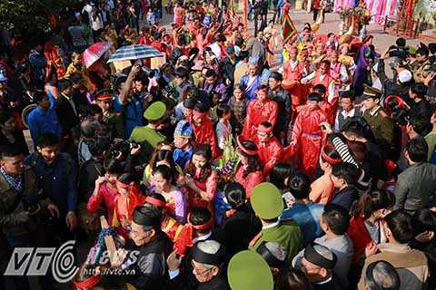 Đến 11 giờ trưa, sau được rước vòng quanh làng và kết thúc phần làm lễ, 2 ‘cụ ỉn’ được đưa vào khu vực làm cỗ ngọc tế Thánh để thực hiện nghi thức.