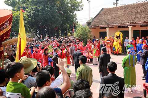 Rất đông người dân tụ tập ở khu vực sân đình để chứng kiến lễ chém lợn hiến tế.