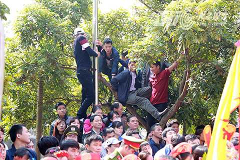 Tuy nhiên, thay vì chém lợn ở sân đình như mọi năm thì năm nay sẽ cử hành bên trong che bạt kín. Nhiều người dân tại Ném Thượng đã tỏ ra thất vọng, tiếc nuối khi không được xem cảnh chém lợn hàng năm. ‘Tôi sợ rằng sang năm sẽ không còn nhiều người đến tham dự lễ hội,’ một người dân tại đây cho biết.