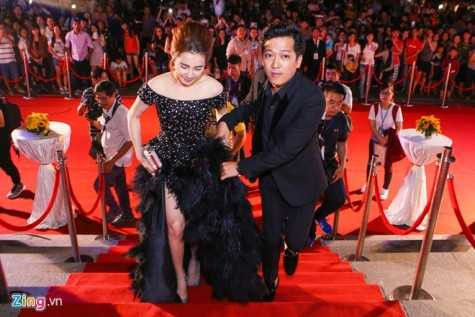 Cây hài xứ Quảng ga lăng nâng đỡ váy cho bạn gái. Ảnh: Nguyễn Thành