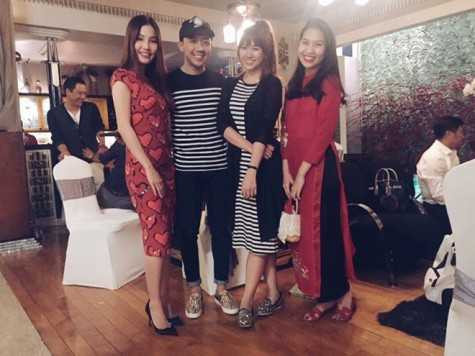 Cặp đôi diện trang phục đôi khi tham gia một sự kiện. Ảnh: Facebook