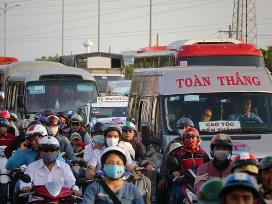 Các phương tiện di chuyển khó khăn, chen chúc nhau trên quốc lộ 51 để về TP HCM