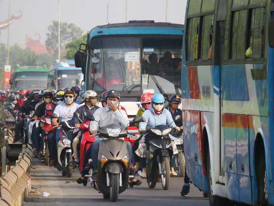 Lượng xe quá lớn khiến dẫ đến tình trạng ùn ứ kéo dài, các phương tiện xếp thành hàng dài nhiều cây số.