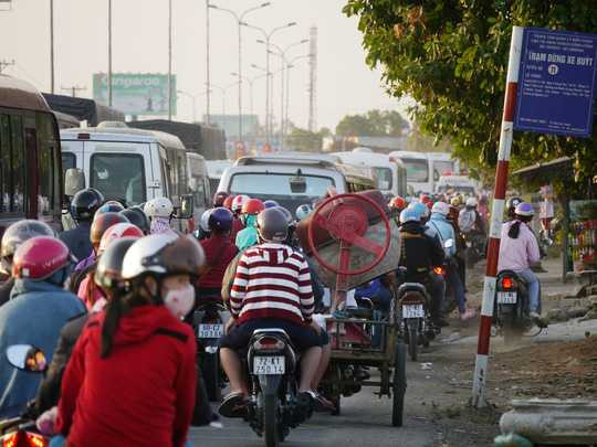 Người xe nối dài, nêm kín cả vỉa hè