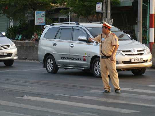 CSGT vất vả điều tiết, phân luồng xe