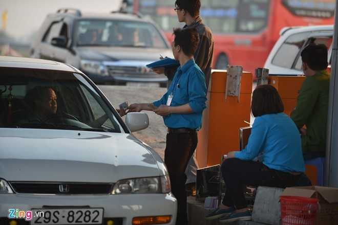 Ù tắc kéo dài trên cao tốc Pháp Vân - Cầu Giẽ, nhưng các trạm thu phí vẫn chưa mở cửa và thu phí bằng tay.
