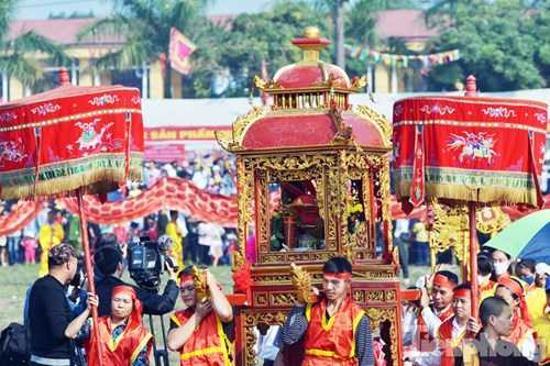 Nghi thức mở đầu là lễ rước chân nhang từ đền thờ vua Lê Đại Hành về chùa Đọi. Tiếp đó, là lễ cáo yết xin Thành hoàng làng cho mở cửa đình Đọi Tam, lễ rước nước, lễ tắm tượng, lễ giải hạn cầu an trên chùa Đọi...