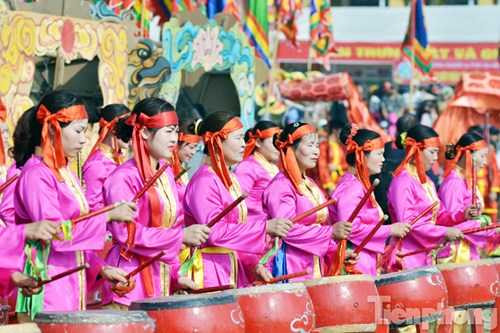 Sau lễ rước linh vị của vua Lê Đại Hành từ chùa Đọi xuống khu hành lễ, lễ hội Tịch điền được cử hành trang trọng theo trình tự với các màn múa rồng, đọc văn trình, kính cáo tổ tiên xin phép tiến hành khai hội và lễ dâng hương thành kính.