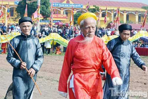 Cụ Đinh Trọng Tế (SN 1929 ở thôn Đọi Nhất, xã Đọi Sơn, Duy Tiên, Hà Nam) vinh dự được “vào vai” nhà vua Lê Đại Hành. 