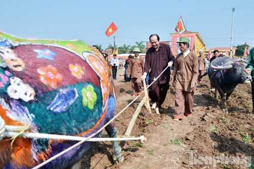Tiếp đó, các vị lãnh đạo một số ban, ngành T.Ư, lãnh đạo tỉnh Hà Nam, huyện Duy Tiên và đại diện các tầng lớp nhân dân trong tỉnh thực hiện nghi lễ cày tịch điền, theo chức vụ, quan chức lần lượt cày 3 sá, 5 sá, 7 sá và đại diện dân làng cày 9 sá.