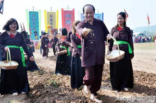 Các lãnh đạo cấp cao xuống ruộng cày khai hội Tịch điền Đọi Sơn