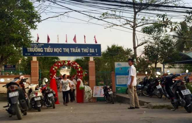Cổng cưới và ảnh cưới dựng ngay dưới cổng trường tiểu học.