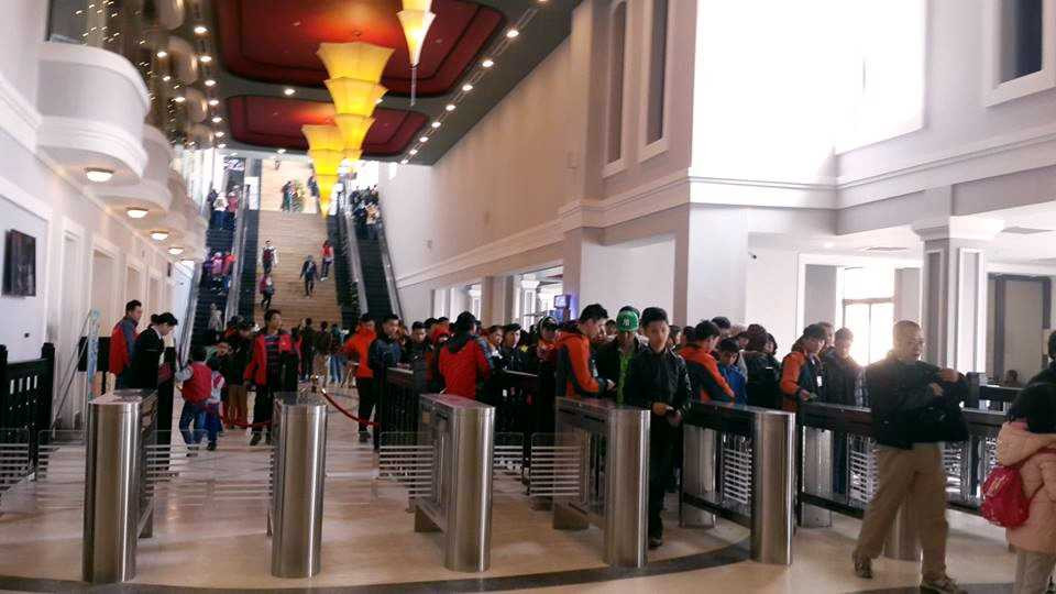 Khách xếp hàng để đi cáp treo Fansipan Sapa