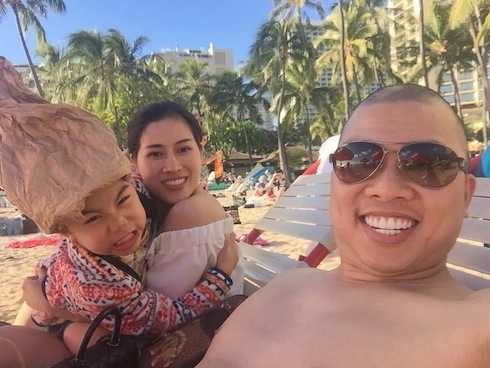 Hải Anh và vợ xinh đẹp.