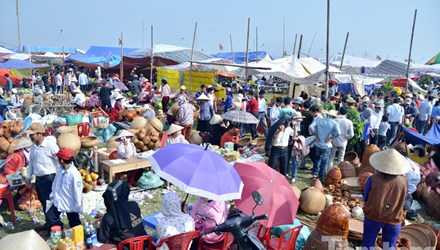 Chiều 14/2 (mồng 7 tháng Giêng) hàng nghìn người đổ về chợ Viềng (Trung Thành, Vụ Bản, Nam Định) “mua may bán rủi” trong phiên chợ chỉ họp một lần trong năm