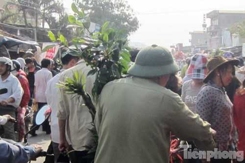 Sản phẩm được đem ra mua bán ở đây chủ yếu là các cây trồng để lấy gỗ, cây hoa cây cảnh, các loại cây ăn quả, thậm chí cả cây cà, cây chanh, cây ớt.