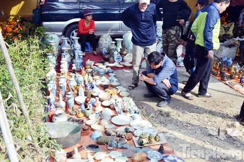 Người ta có thể tìm mua ở đây từ cái cày cái cuốc đến các vận dụng nhỏ như đôi quang thúng, cái đòn gánh, hay những thực phẩm cần thiết cho cuộc sống con người như gạo, thịt, quần áo, giày dép…du khách còn có thể tìm thấy ở đây những bộ tế khí, những chiếc lư hương bằng đồng, cùng trăm ngàn thứ vật dụng linh tinh khác.