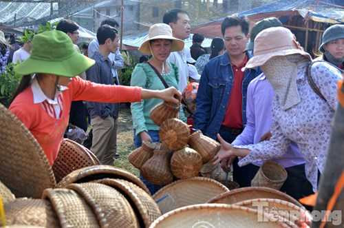 Hàng ngàn người đổ về chợ Viềng chờ 'mua may bán rủi'