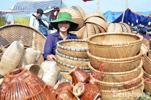 Hàng ngàn người đổ về chợ Viềng chờ 'mua may bán rủi'