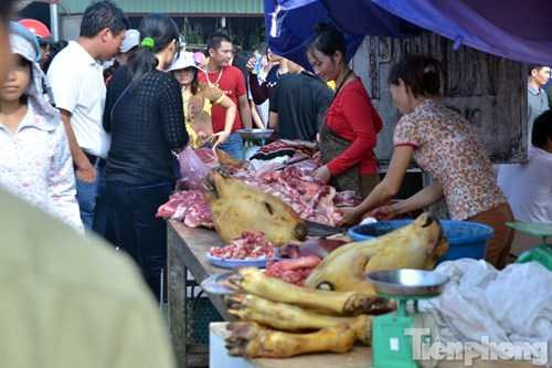 Phía ngoài chợ, hàng dài các bàn bán thịt bò.