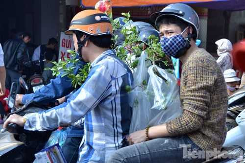 Hàng ngàn người đổ về chợ Viềng chờ 'mua may bán rủi'