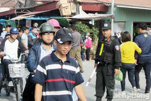 Phía ngoài chợ, hàng dài các bàn bán thịt bò.