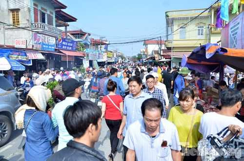 Ngay từ chiều, hàng ngàn người dân đã đổ về đây thăm quan, mua sắm,... tại phiên chợ “mua may, bán rủi” độc đáo này.