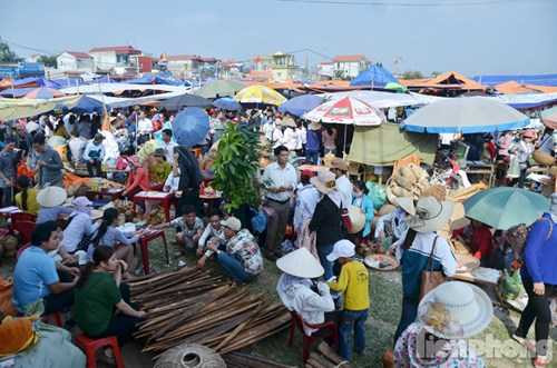 Phía cuối chợ, khu vực bán dụng cụ mây tre như thúng, quang gánh, rổ,... tấp nập người mua bán.