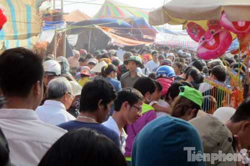 Tại khu vực cổng chợ hàng nghìn người chen chân trên các lối đi.