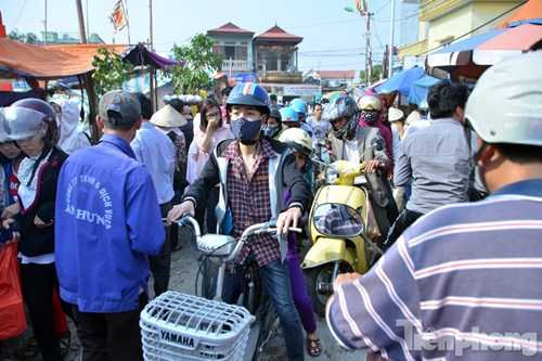 Xe máy, xe đạp mắc kẹt trong dòng người đi bộ.