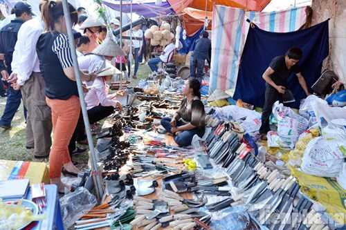 Chợ Viềng không bán mua những sản phẩm ngoại lai cao cấp, hào nhoáng đắt tiền như ở các hội chợ tỉnh, thành phố lớn.