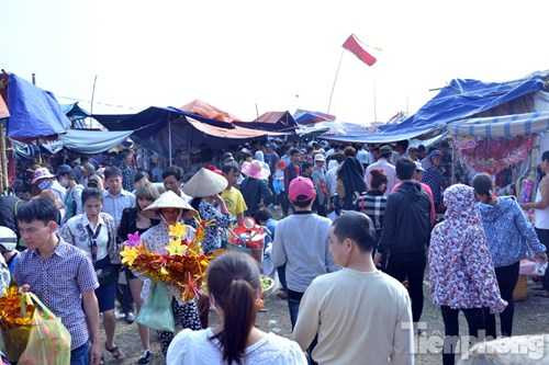 Khách đến chợ Viềng từ khắp nơi, trong Nam ngoài Bắc, đông nhất vẫn là người nội tỉnh sau đến khách các tỉnh Nghệ An, Thanh Hoá đổ ra. Khách các tỉnh từ Quảng Ninh, Hải Phòng, Hà Nội, Thái Bình đổ về đông nườm nượp.