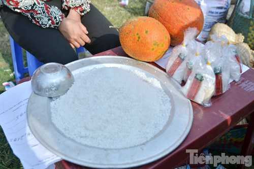 Nhiều người bán muối, gạo,....